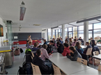TG11 gemeinsam im Raum beim Teambuilding