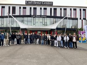 Gruppenbild vor dem Messegebäude