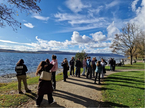 Schüler am Bodensee beim Spazieren