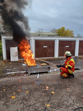 Azubi nutzt Schaumtrainer und löscht Feuer
