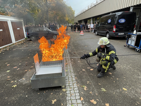 Azubi nutzt Schaumtrainer und löscht Feuer